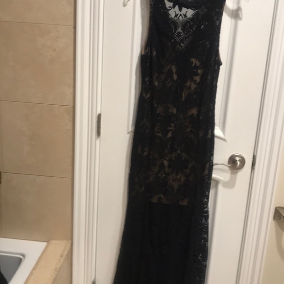 Beautiful black dress with a sexy slit on the side - Picture 1 of 6